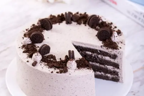 Pyszny tort z masą oreo, udekorowany pokruszonymi ciasteczkami i całymi oreo. Idealny na każdą okazję.