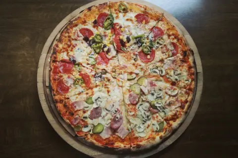 Ile kalorii ma pizza wegetariańska? Zaskakujące różnice w kaloryczności