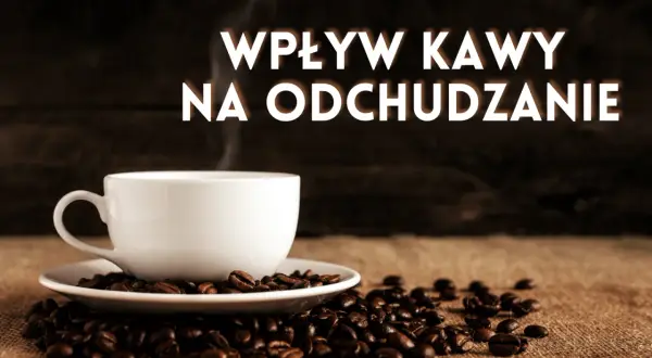 Biała filiżanka parującej kawy na ziarnach. Czy kawa ma mało kalorii i pomaga schudnąć?