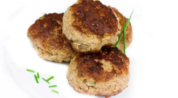 Trzy złociste kotlety mielone, idealne na obiad. Zastanawiasz się nad kotlet mielony kcal?