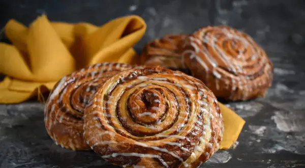 Pyszne cynamonki z lukrem, idealne na deser. Każda cynamonka kcal to mała przyjemność.