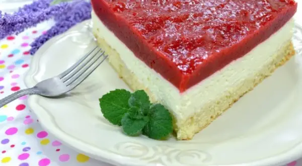 Pyszny biszkopt z serkiem mascarpone i galaretką, udekorowany miętą. Idealny deser na każdą okazję.