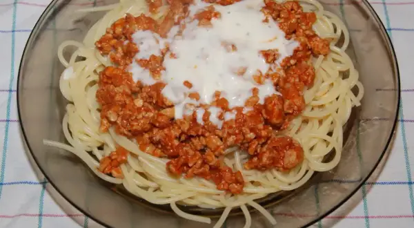 Spaghetti z mielonym mięsem i kremowym sosem. Dowiedz się, jak zrobić dietetyczny sos do mięsa, który idealnie pasuje do tego dania.