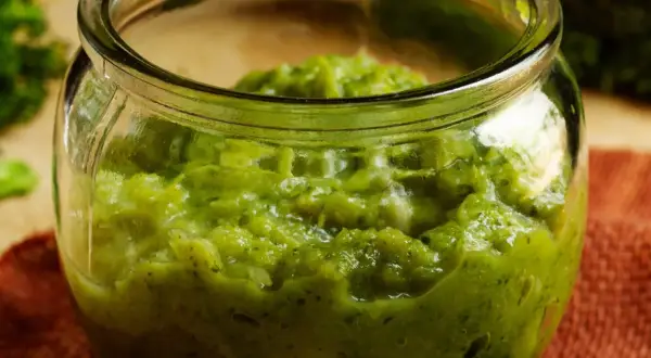 Domowe pesto w słoiku, idealne do makaronu. Zobacz, jak zrobić pesto!