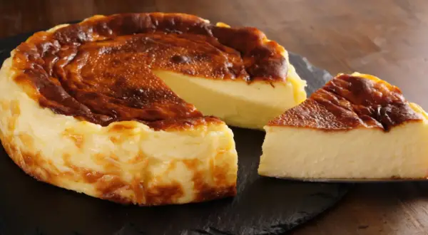 Pyszny, lekko przypieczony sernik. Nawet jeśli sernik kcal kusi, warto spróbować tego pysznego deseru.