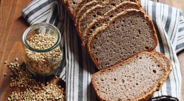 Jak upiec chleb dietetyczny, który zaskoczy smakiem i zdrowiem