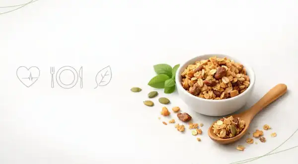 Misternie przygotowana granola w miseczce i na łyżce. Czy granola jest dietetyczna? Zależy od składników, ale ta wygląda zdrowo!