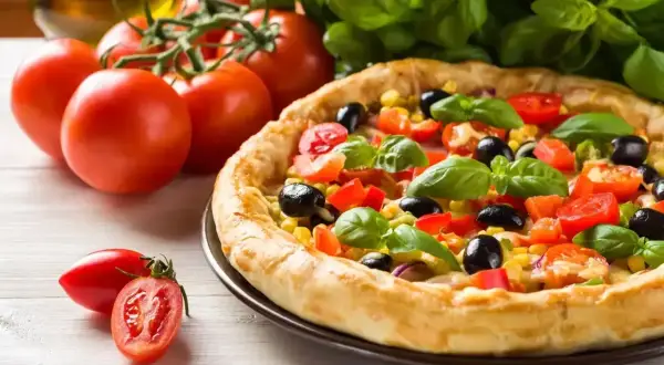 Pyszna pizza z pomidorami, oliwkami i kukurydzą, gotowa do podania. Ile piec pizze? Ta wygląda idealnie!