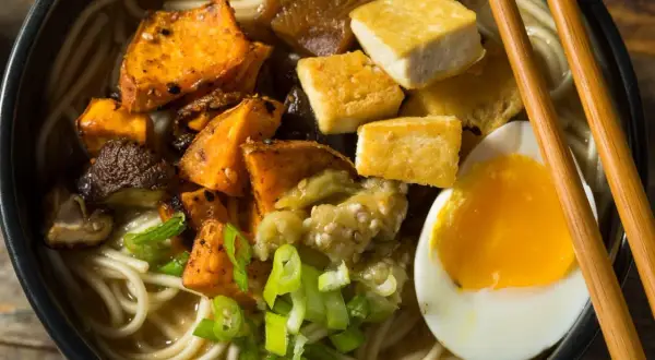 Jak zrobić ramen wegetariański - prosty przepis na pyszne danie