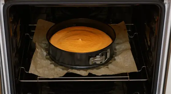 Sernik w tortownicy piecze się w piekarniku. Idealna temperatura do pieczenia sernika to 160-170°C.