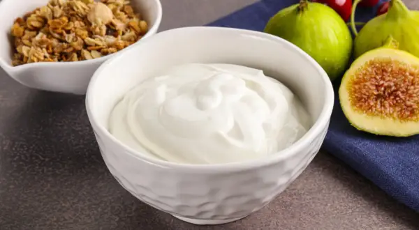Gęsty jogurt grecki, idealny na śniadanie. Sprawdź jogurt grecki kcal i ciesz się zdrowym posiłkiem z figami i granolą.
