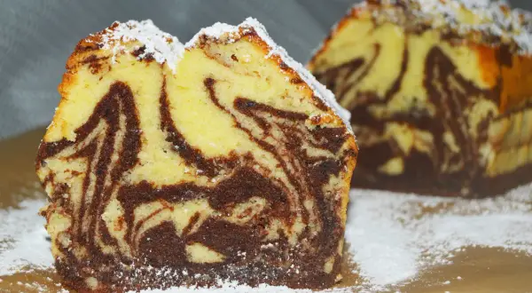 Wilgotna babka marmurkowa na oleju, z pięknymi wzorami ciasta i posypana cukrem pudrem. Idealna na deser.