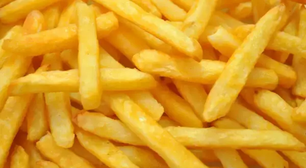 Złociste frytki z McDonald's, idealne na szybką przekąskę. Zastanawiasz się nad ich frytki mcdonald kcal?