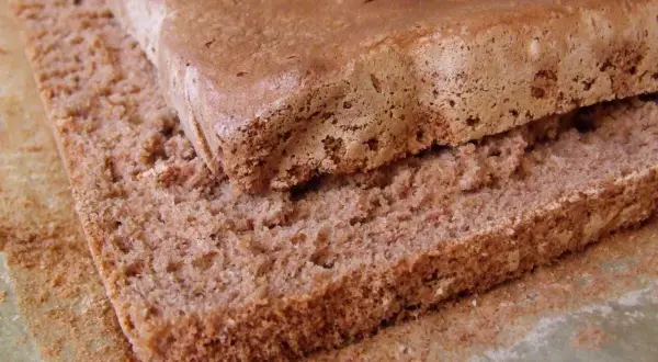 Puszysty biszkopt czekoladowy, który zawsze się udaje. Idealny do tortów i deserów.