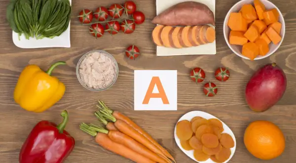 Warzywa i owoce bogate w witaminę A: marchew, bataty, szpinak, papryka, mango, morele, pomidory, pomarańcza.