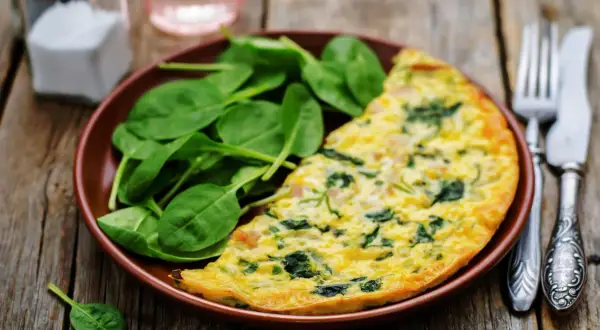 Pyszny omlet ze szpinakiem, idealny na śniadanie. Prosty szpinak przepis na zdrowy posiłek.