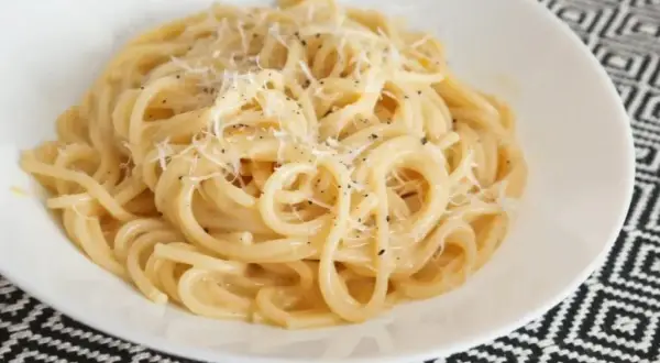 Pyszne spaghetti carbonara, idealne na szybki obiad. Zastanawiasz się, jaka śmietana do carbonary? Ten przepis podpowie!