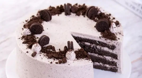 Pyszny tort z masą oreo, udekorowany pokruszonymi ciasteczkami i całymi oreo. Idealny na każdą okazję.