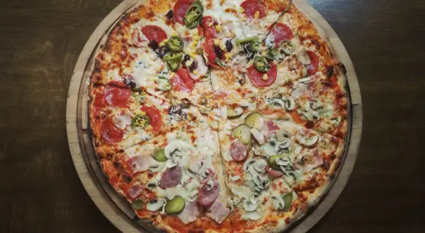 Ile kalorii ma pizza wegetariańska? Zaskakujące różnice w kaloryczności