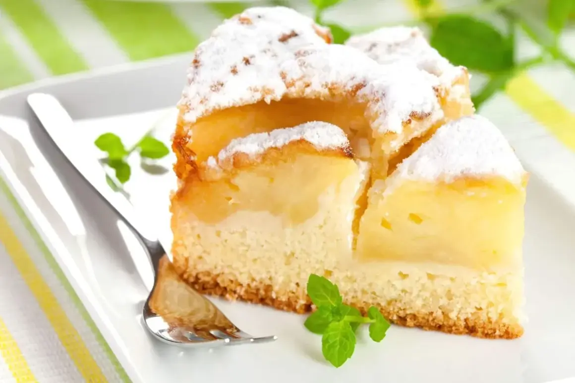 Pyszne, mega szybkie ciasto na oleju z jabłkami, posypane cukrem pudrem i udekorowane miętą. Idealne na deser.