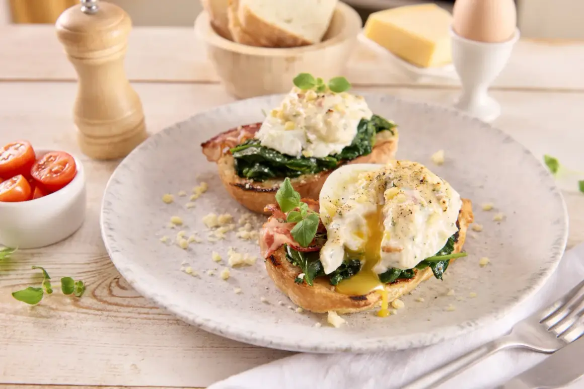 Dwa pyszne jajka po florencku na grzankach ze szpinakiem i bekonem, polane sosem. Idealne na brunch!