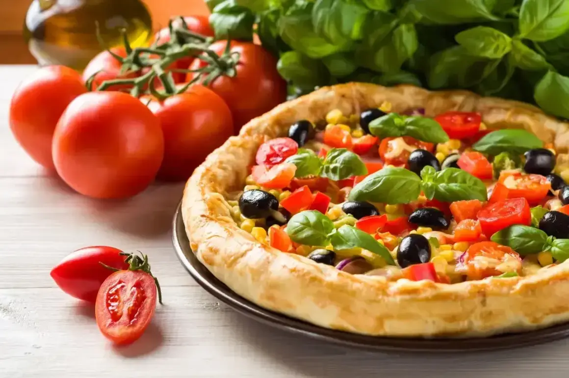 Pyszna pizza z pomidorami, oliwkami i kukurydzą, gotowa do podania. Ile piec pizze? Ta wygląda idealnie!