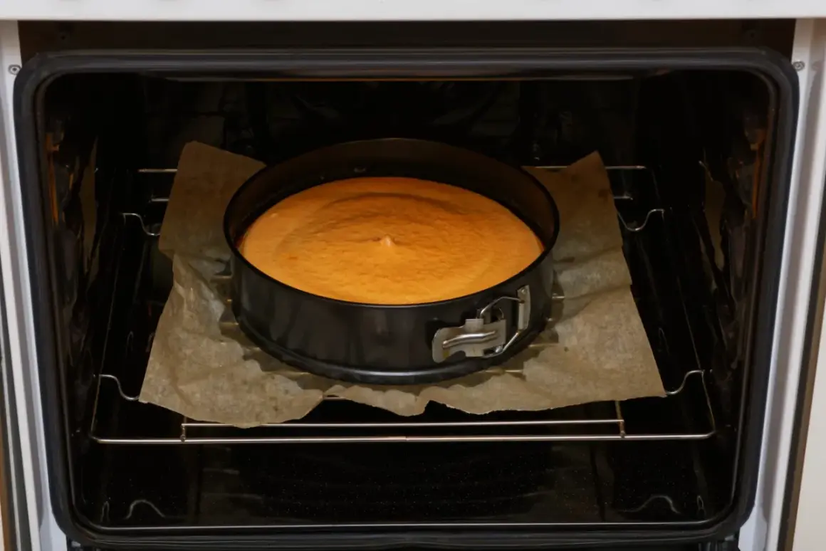 Sernik w tortownicy piecze się w piekarniku. Idealna temperatura do pieczenia sernika to 160-170°C.