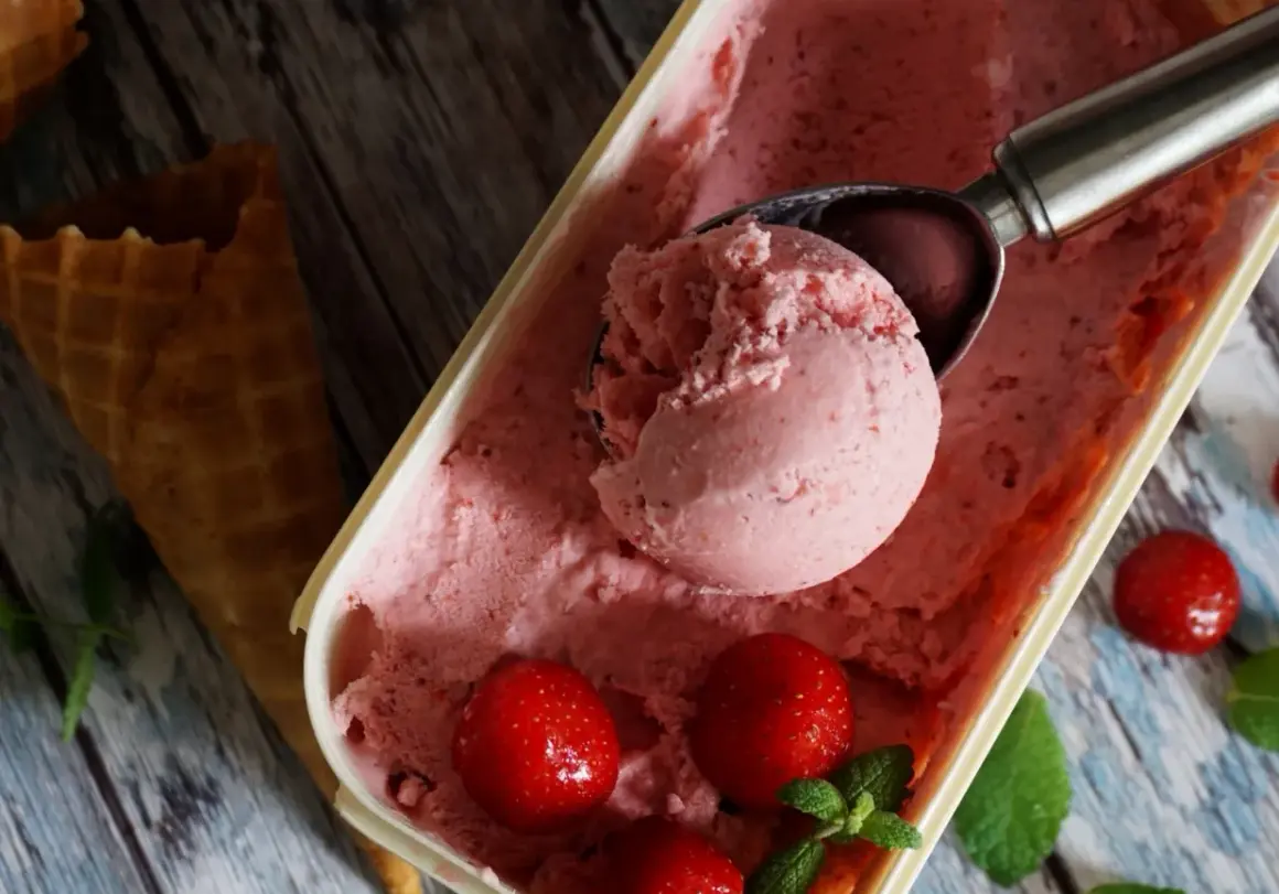 Jak zrobić lody truskawkowe? Pyszne, domowe lody z truskawek w wafelku.