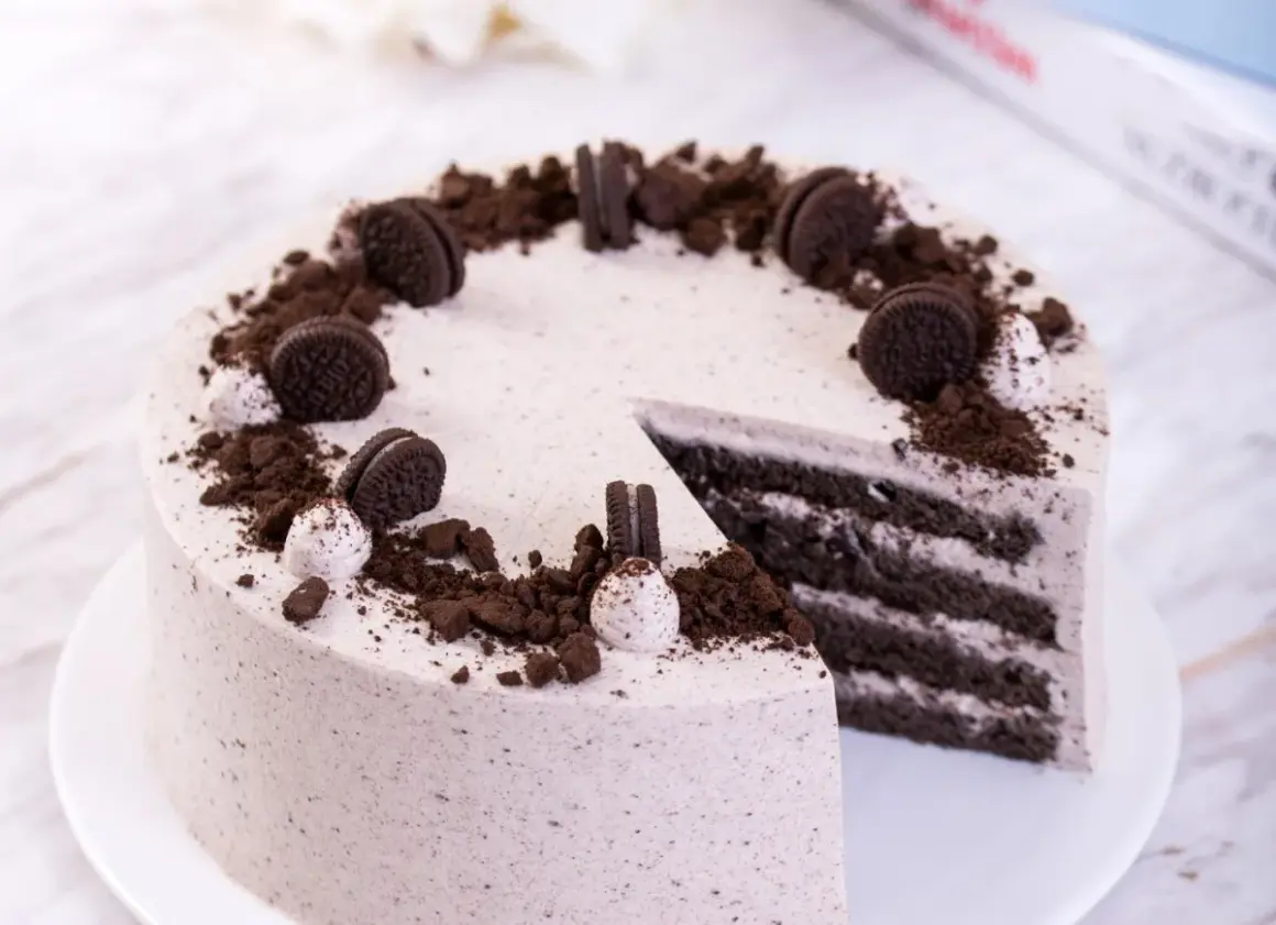Pyszny tort z masą oreo, udekorowany pokruszonymi ciasteczkami i całymi oreo. Idealny na każdą okazję.