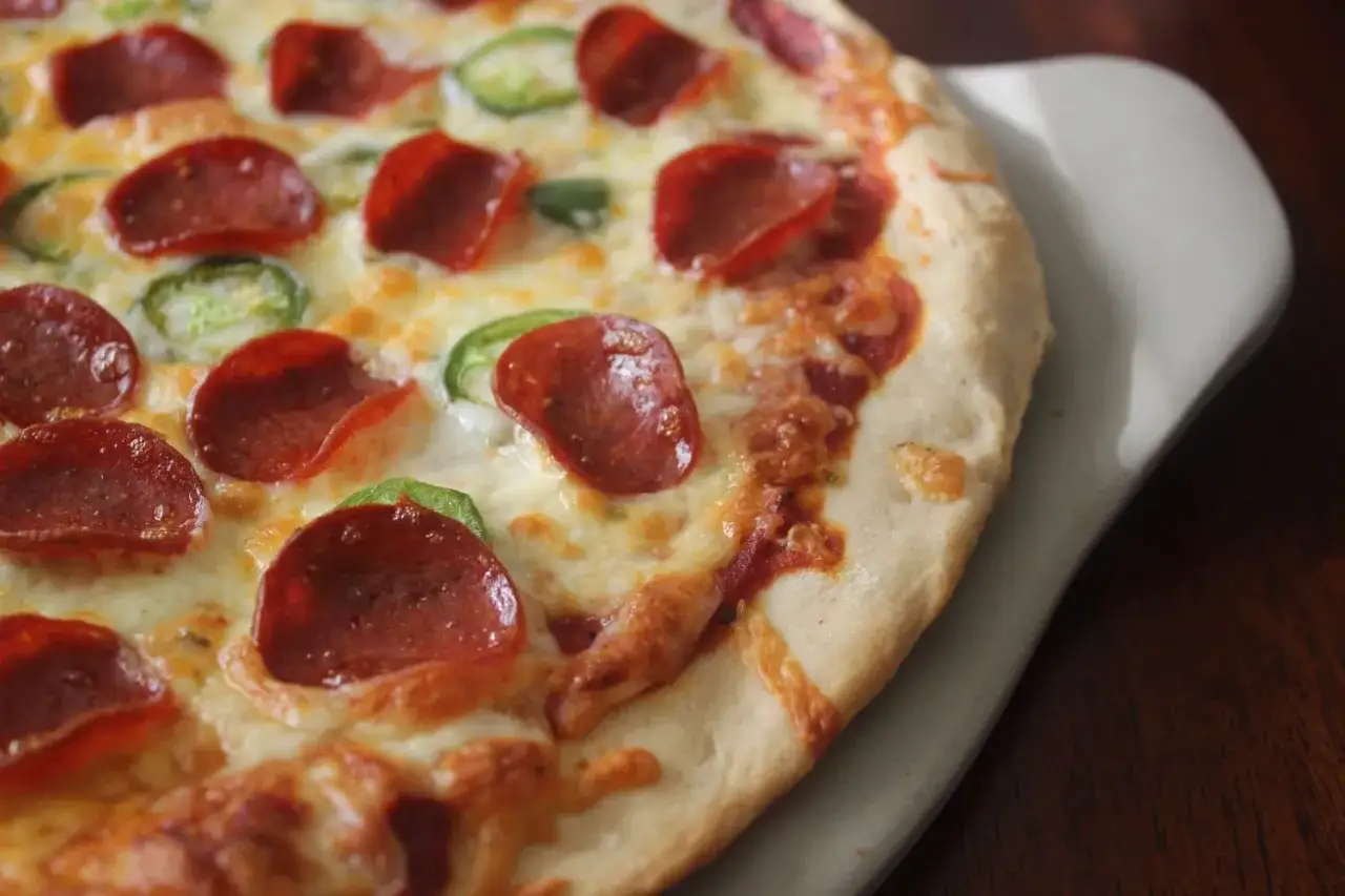 Pyszna pizza z pepperoni i jalapeño na chrupiącym cieście. Proste ciasto na pizzę zawsze wychodzi, idealne na szybki obiad.