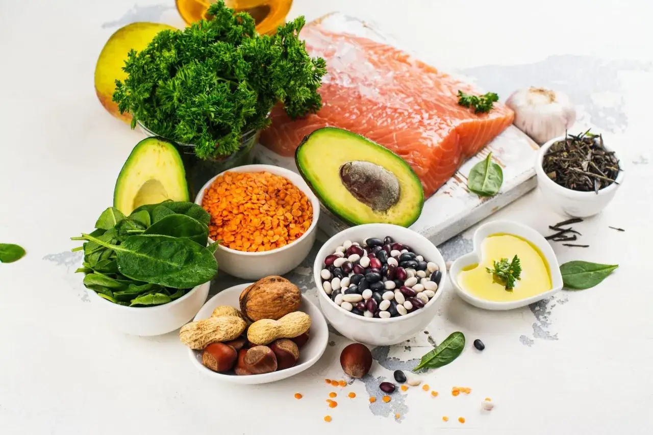 Łosoś, awokado, soczewica, fasola, orzechy, szpinak i oliwa to składniki zdrowej diety na cholesterol.