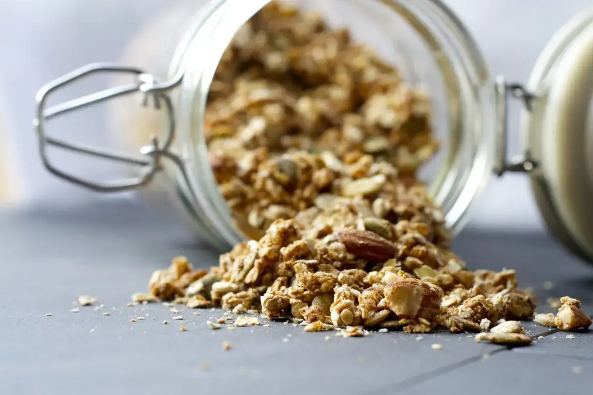 Sypiąca się z słoika granola z orzechami i nasionami. Czy granola jest dietetyczna? Zależy od składu!