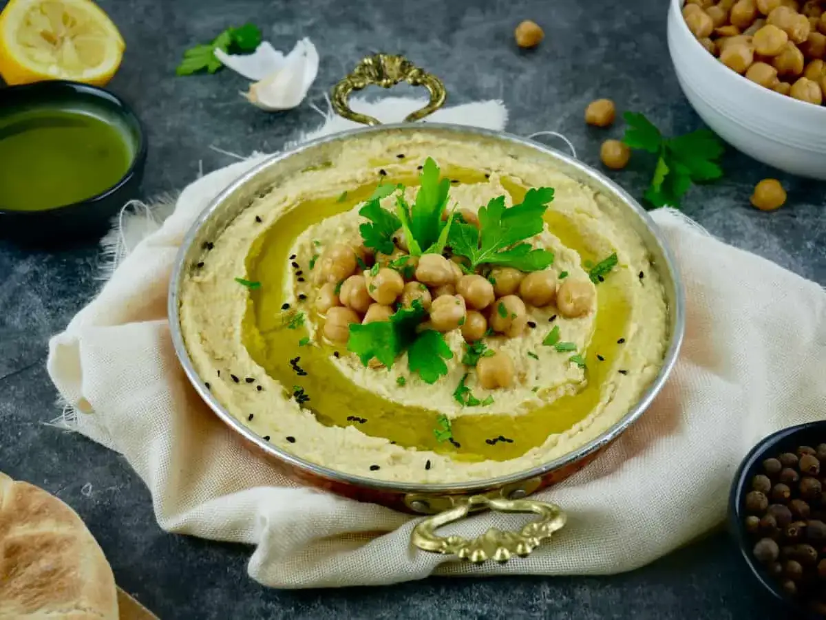 Pyszny, kremowy hummus z ciecierzycą, oliwą i pietruszką. Idealny do pieczywa. Co to jest hummus? To pyszna przekąska!