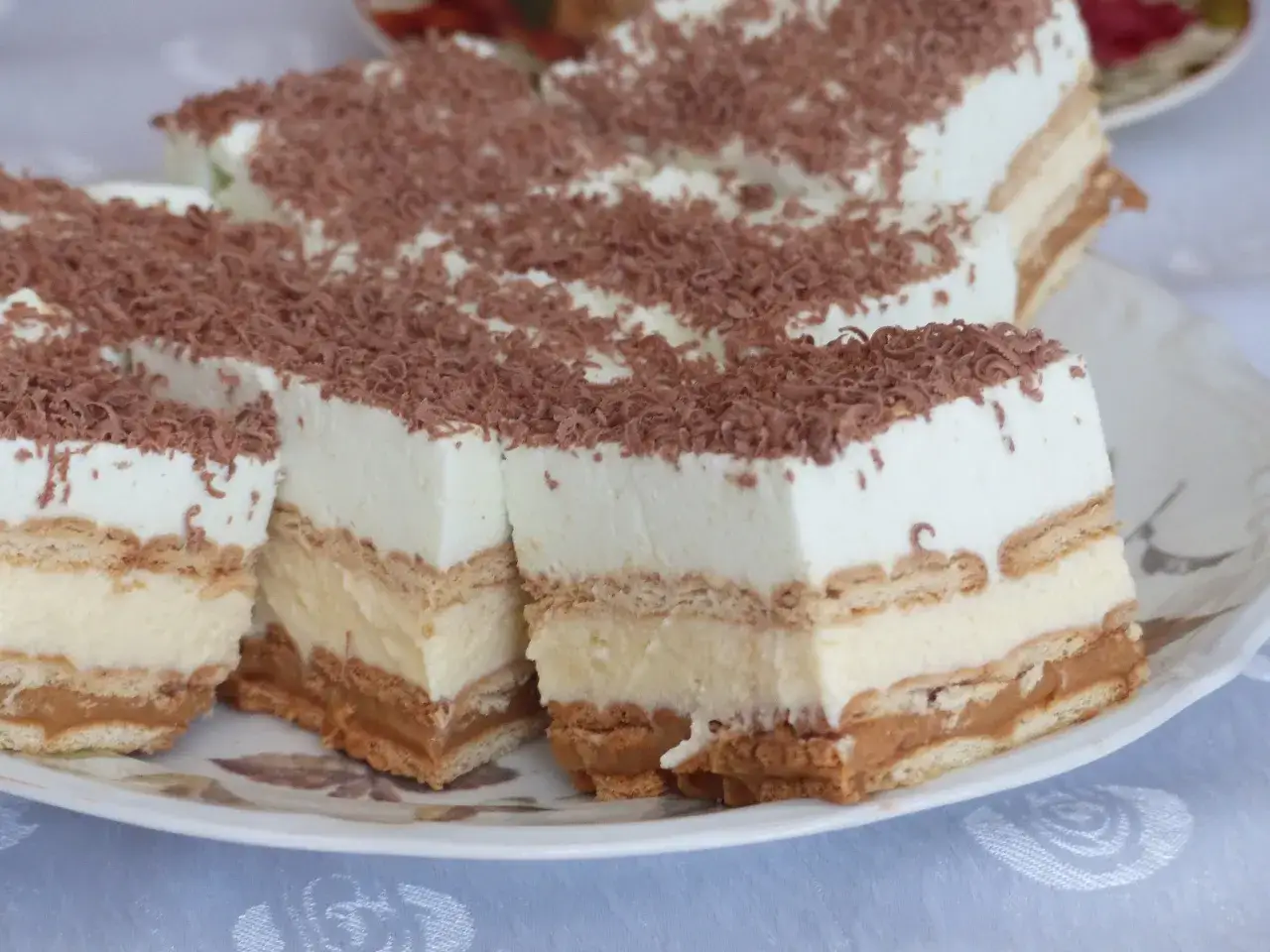 Pyszne, tanie ciasto bez pieczenia z herbatnikami, kremem i polewą czekoladową. Idealne na deser.