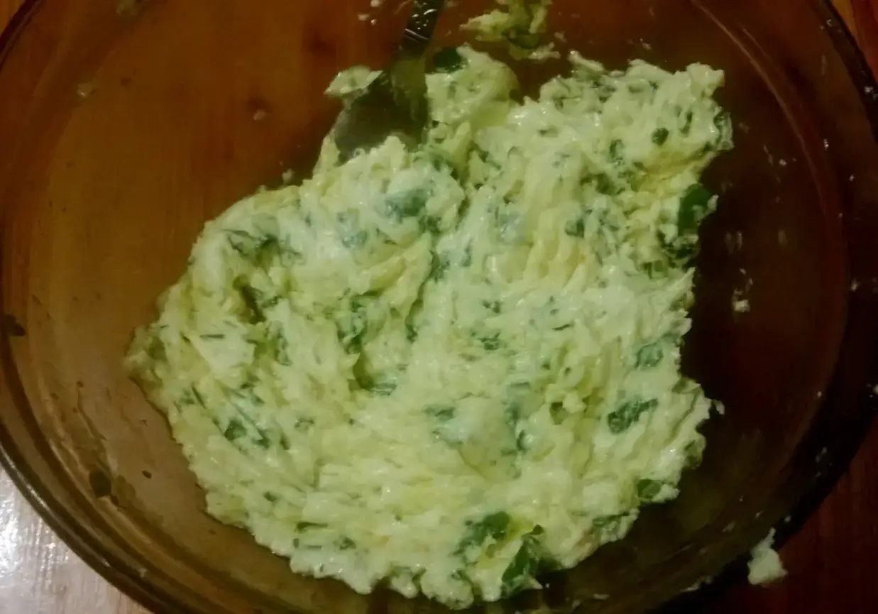 Gotowe masło czosnkowe, idealne do pieczywa. Prosty przepis na to aromatyczne smarowidło.