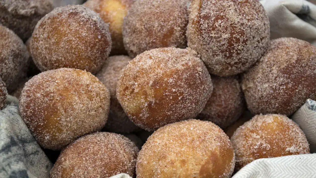 Puszyste pączki z ziemniakami Ewy Wachowicz, obtoczone w cukrze z cynamonem, kuszą swoim wyglądem.
