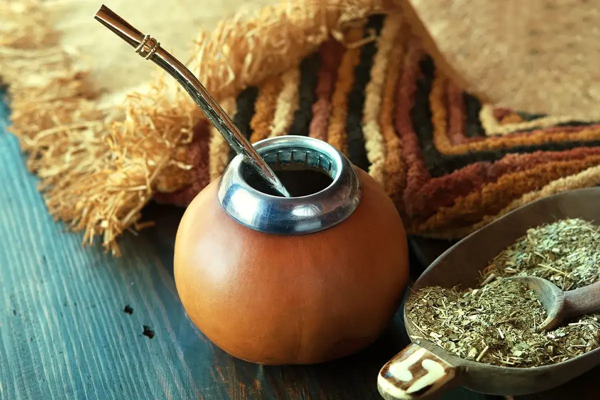 Tradycyjny zestaw do yerba mate: tykwa, bombilla i susz. Odkryj niezwykłe yerba mate właściwości dla zdrowia i energii.