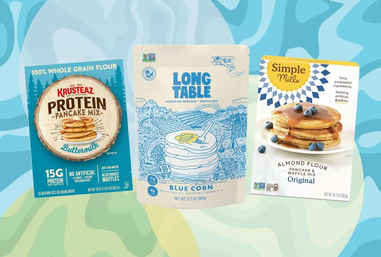 Mieszanki na naleśniki fit: Krusteaz Protein, Long Table Blue Corn i Simple Mills Almond Flour. Idealne na zdrowe śniadanie!