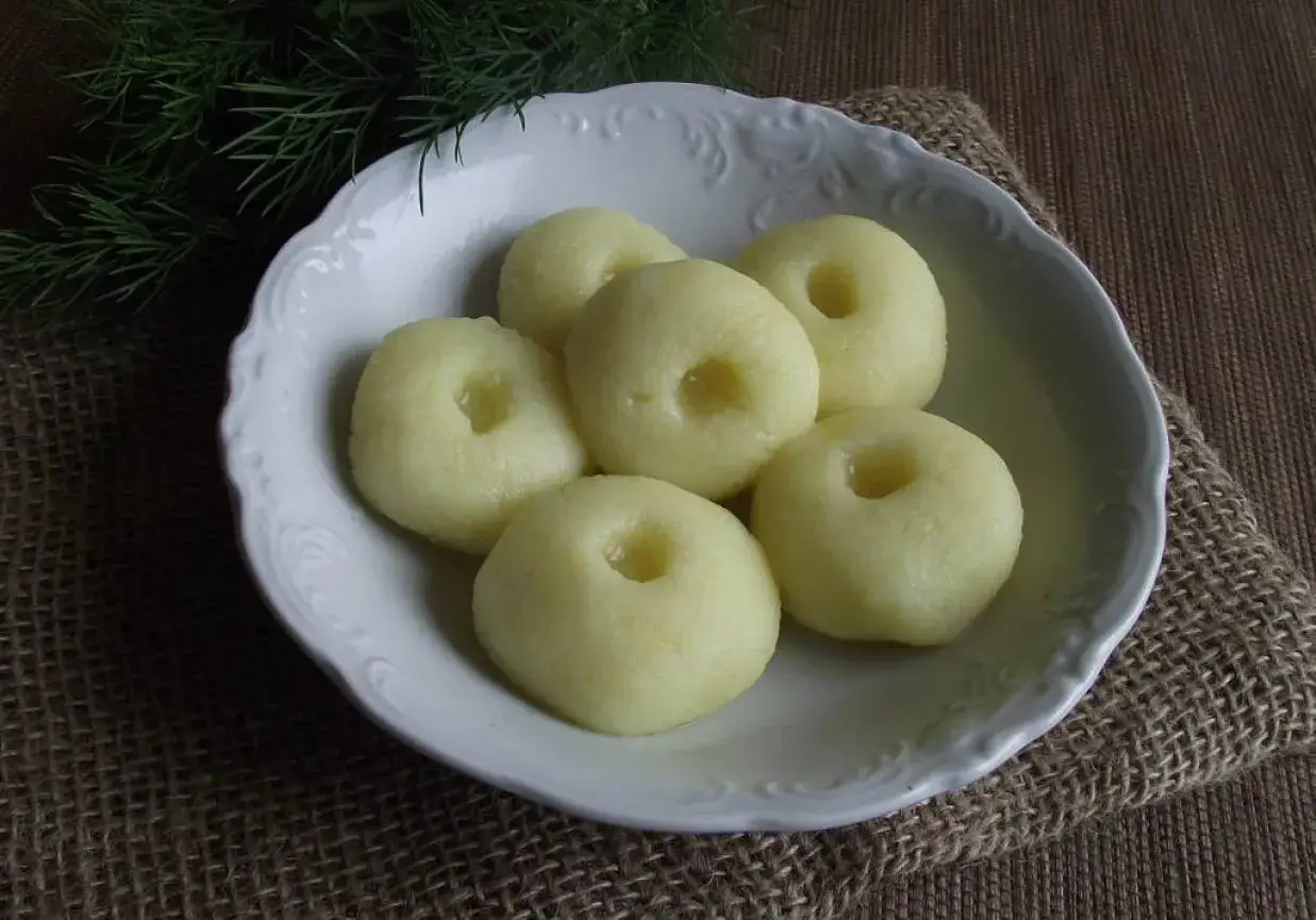 Kluski śląskie, gotowe do podania. Pyszne i proste w przygotowaniu, idealne jako dodatek do obiadu.