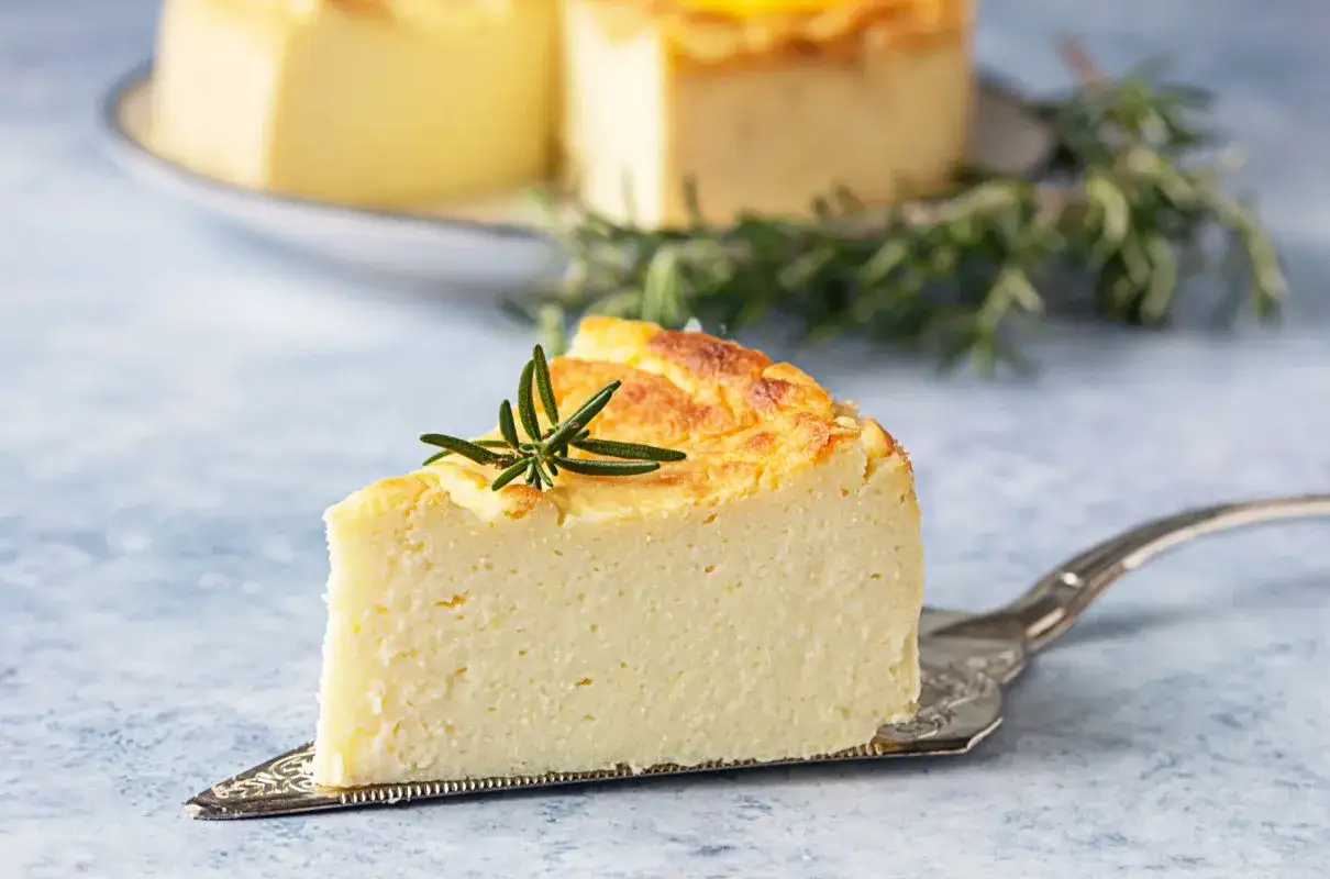 Idealny przepis na sernik z mascarpone i budyniem. Puszysty, kremowy, z nutą rozmarynu.