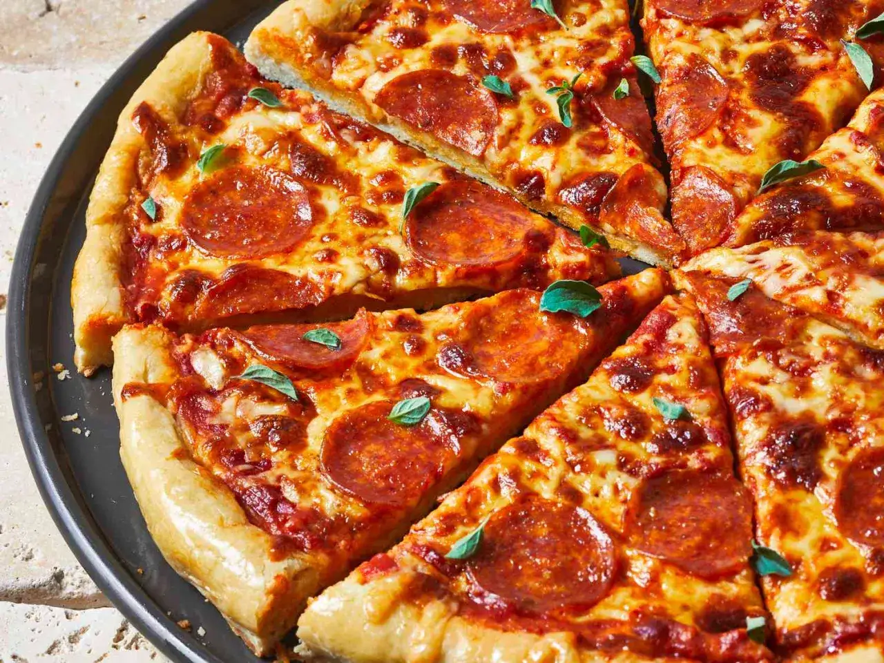 Szybki przepis na ciasto do pizzy: pyszna pizza pepperoni z ciągnącym serem i chrupiącym ciastem. Idealna na szybki obiad!
