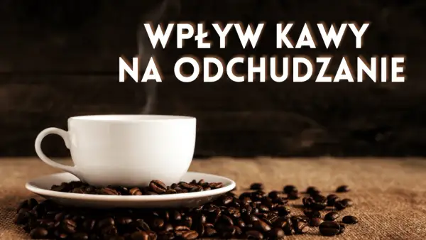 Biała filiżanka parującej kawy na ziarnach. Czy kawa ma mało kalorii i pomaga schudnąć?