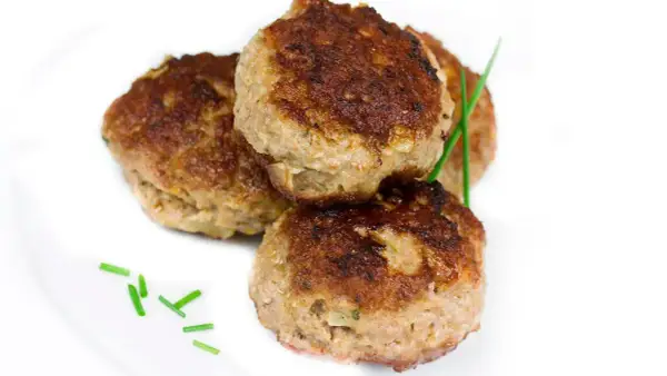 Trzy złociste kotlety mielone, idealne na obiad. Zastanawiasz się nad kotlet mielony kcal?