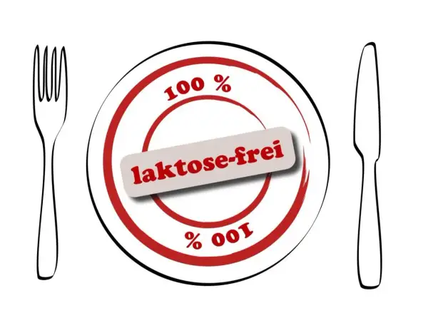 Talerz z napisem "laktose-frei" i symbolami 100%. To oznacza, że produkt nie zawiera laktozy, czyli cukru mlecznego.