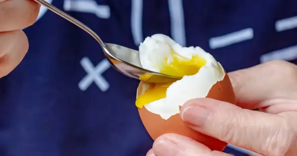 Łyżeczka wydobywa płynne żółtko z jajka na miękko. Idealne na śniadanie, dostarcza ok. 70 kcal.