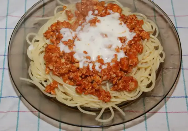 Spaghetti z mielonym mięsem i kremowym sosem. Dowiedz się, jak zrobić dietetyczny sos do mięsa, który idealnie pasuje do tego dania.
