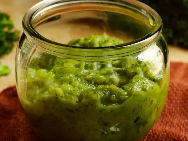 Domowe pesto w słoiku, idealne do makaronu. Zobacz, jak zrobić pesto!