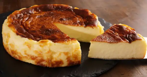Pyszny, lekko przypieczony sernik. Nawet jeśli sernik kcal kusi, warto spróbować tego pysznego deseru.
