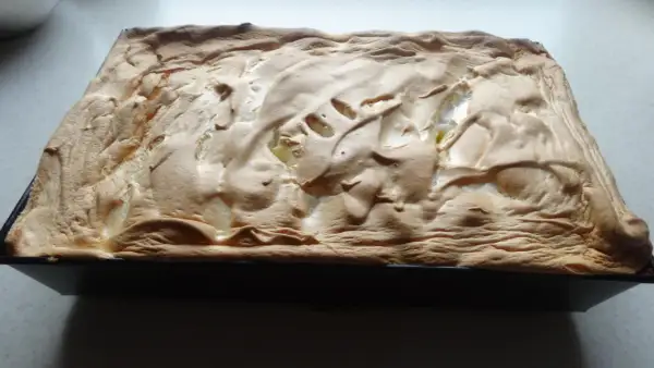 Szybkie i tanie ciasto na dużą blachę z chrupiącą pianką. Idealne na rodzinne spotkanie.