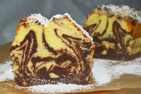 Wilgotna babka marmurkowa na oleju, z pięknymi wzorami ciasta i posypana cukrem pudrem. Idealna na deser.